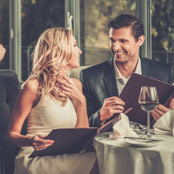 お食事デートならカウンター席 座る位置は右側or左側 Hair