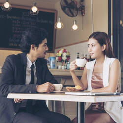 お食事デートならカウンター席 座る位置は右側or左側 Hair