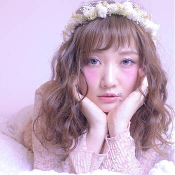 お花 ヘアアレンジでphotogenicなスタイルになろう Hair