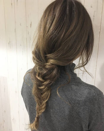 髪型で可愛いく フィッシュボーンアレンジで大人のこなれ感をプラス Hair 髪型で可愛いく フィッシュボーンアレンジで大人のこなれ感をプラス Hair