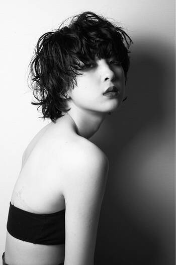 黒髪マッシュヘア で大人の色気を放出 ボーイッシュだけど女性らしい Hair 黒髪マッシュヘア で大人の色気を放出 ボーイッシュだけど女性らしい Hair
