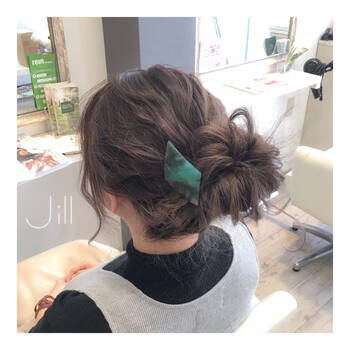 いつものヘアアレンジにバレッタを してワンランク上に Hair