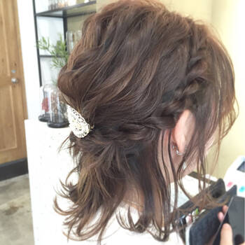いつものヘアアレンジにバレッタを してワンランク上に Hair いつものヘアアレンジにバレッタを してワンランク上に Hair