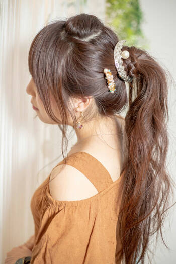 いつものヘアアレンジにバレッタを してワンランク上に Hair