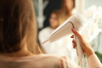 保存版 割れる前髪なんとかしたい ブロー セットで割れない前髪をつくる方法 Hair