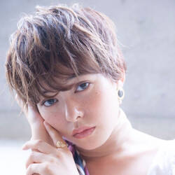 透明感ある髪色なら ホワイトブラウンカラー で決まり Hair