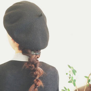 大人女子のベレー帽のかぶり方 おしゃかわで崩れにくいヘアアレンジ集 Hair