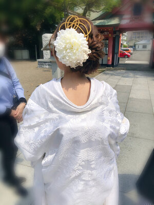 おしゃれで華やかな白無垢の髪型16選 定番胡蝶蘭 和モダンスタイルまで Hair