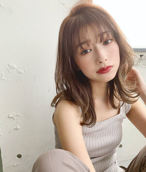 ミディアムヘア 髪の量が多いとお悩みの人におすすめ アレンジ次第でパーマもできる Hair