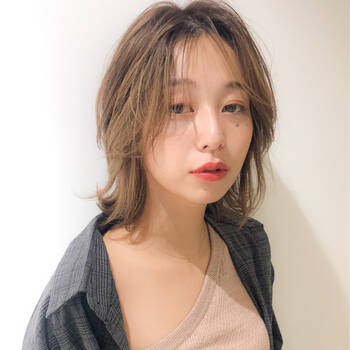 ミディアムヘア 髪の量が多いとお悩みの人におすすめ アレンジ次第でパーマもできる Hair