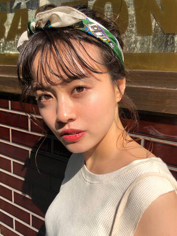 今すぐ出来ちゃう ヘアバンドを使った簡単おしゃれなヘアアレンジ Hair 今すぐ出来ちゃう ヘアバンドを使った簡単おしゃれなヘアアレンジ Hair