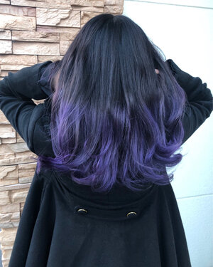 紫のインナーカラーでさりげないオシャレさをアップ ミステリアスなパープルカラーとは Hair