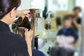 自分でレイヤーも入れれちゃう 後ろの髪を切り過ぎない女性向けカット方法 Hair