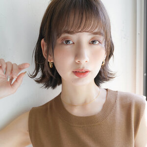 鎖骨あたりで髪がハネるのはナゼ 対処法とおすすめスタイリングを紹介 Hair