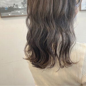 ダークグレージュのヘアカラー 透明感ある暗髪の髪色 Hair