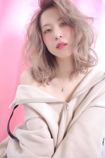 ホワイトベージュで叶う外国人風ヘア 憧れのヘアスタイル12選 Hair