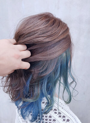 青のインナーカラー特集 人気のブルー系ヘアカラーは暗髪と相性バツグン Hair