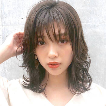 伸ばしかけミディアムもおしゃれ ふわふわパーマで周りと差をつけて Hair