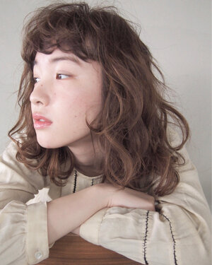 ミディアムヘアに個性をプラスしてくれるパーマ強めのおすすめスタイル Hair