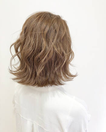 ミルクティーベージュやハイライトで アナタにぴったりな透明感カラーをお試しください Hair