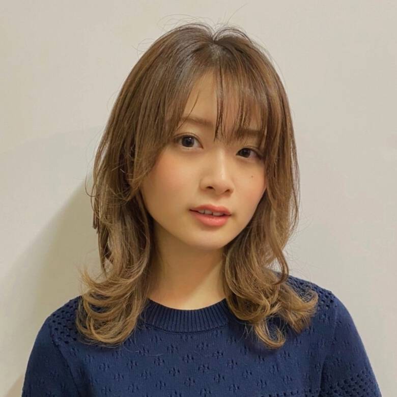 外ハネ くびれカール ミディアムレイヤー アンニュイほつれヘア Hair Design Collet 小林 愛 Hair