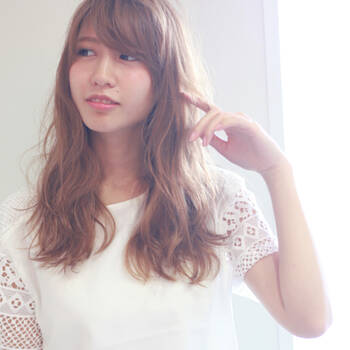 曲線美に見惚れて 今 注目のヘアスタイルは うねうね ウェーブヘア Hair