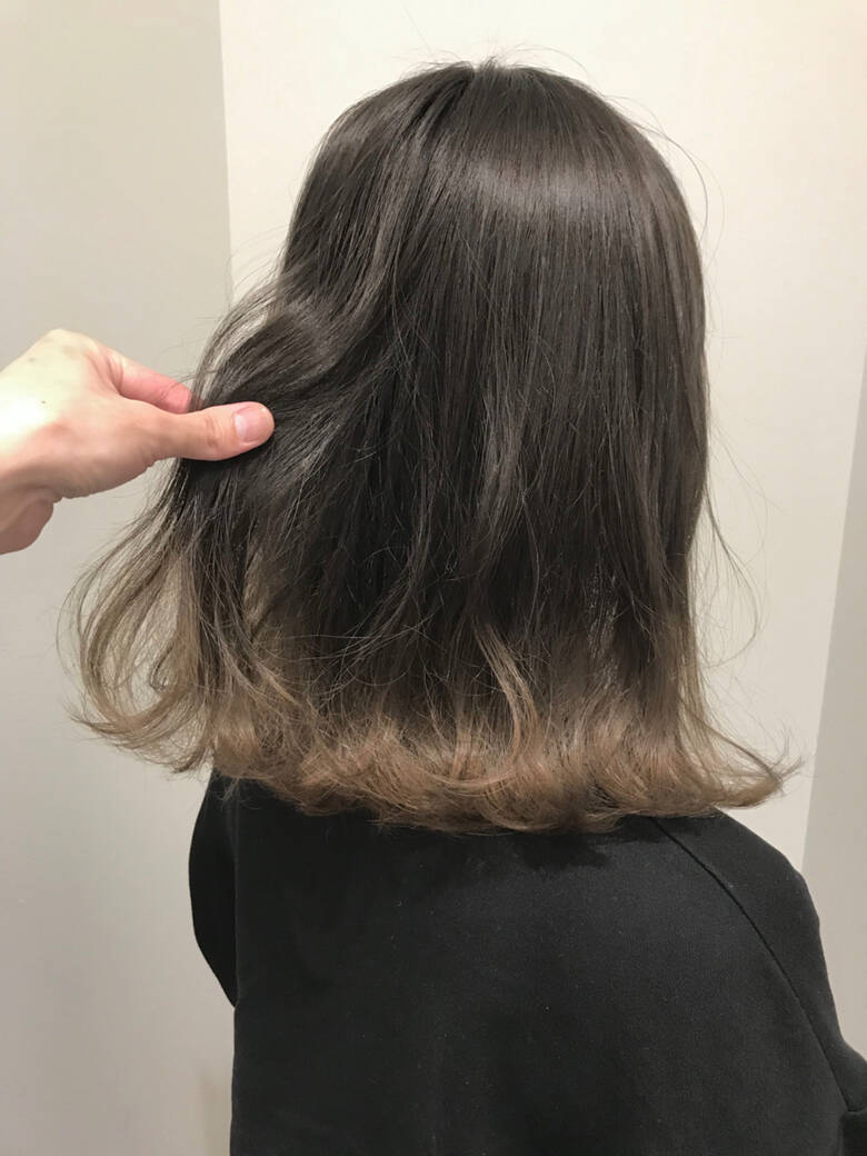 グレージュ フェミニン 裾カラー ミディアム Lond Robin Ikko Oguri Hair グレージュ フェミニン 裾カラー ミディアム Lond Robin Ikko Oguri Hair