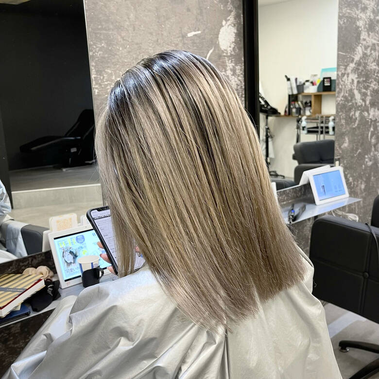 シルバーグレー 外国人風カラー ミディアム バレイヤージュ フリーランス アンドウ ユウ バレイヤージュ ハイライト Hair