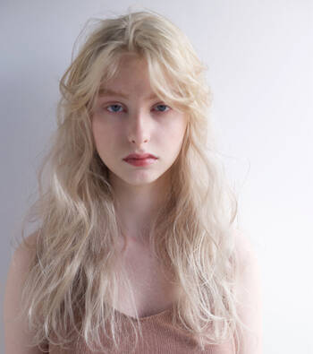 金髪ショートで大胆にイメチェン 似合う人の条件や金髪にあうメイク方法 Hair