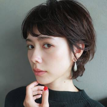 黒髪ショートカット パーマが今ドキ 洗練された大人の色気で魅せる Hair 黒髪ショートカット パーマが今ドキ 洗練された大人の色気で魅せる Hair