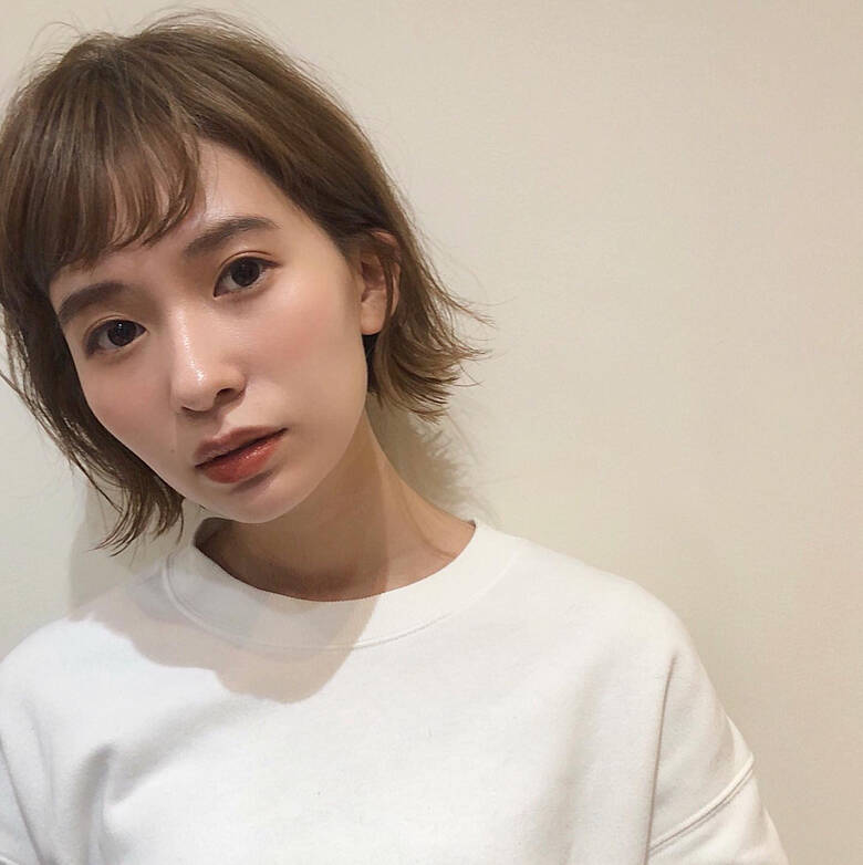 ナチュラル ショートバング ミルクティーベージュ 外はね Houle こなれボブ ミディアムが得意 深田理紗 5228 Hair