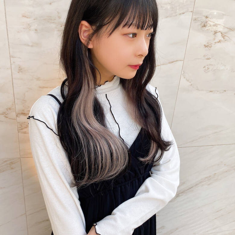 エクステ インナーカラーホワイト ロング インナーカラーシルバー オーロ緑地公園店 安原 美奈望 Oro Hair