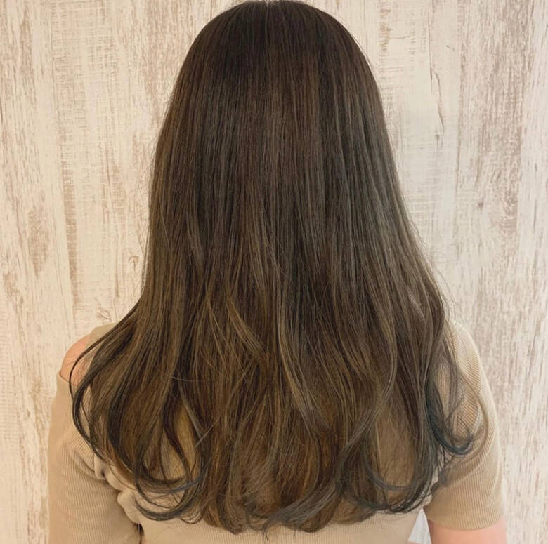 アッシュベージュ ロング フェミニン ブラウンベージュ Salut By Iza さいとうあやみ Hair アッシュベージュ ロング フェミニン ブラウンベージュ Salut By Iza さいとうあやみ Hair