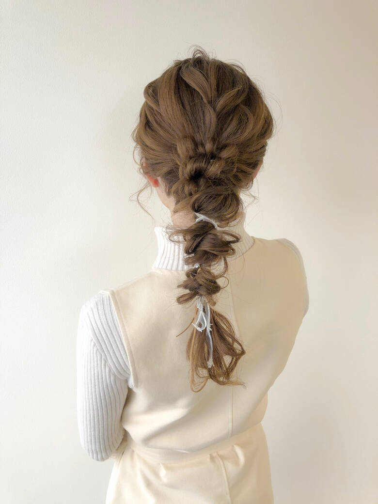 ミルクティーベージュ 編みおろし 紐アレンジ ロング Maison De Sisi Hii De 6165 Hair