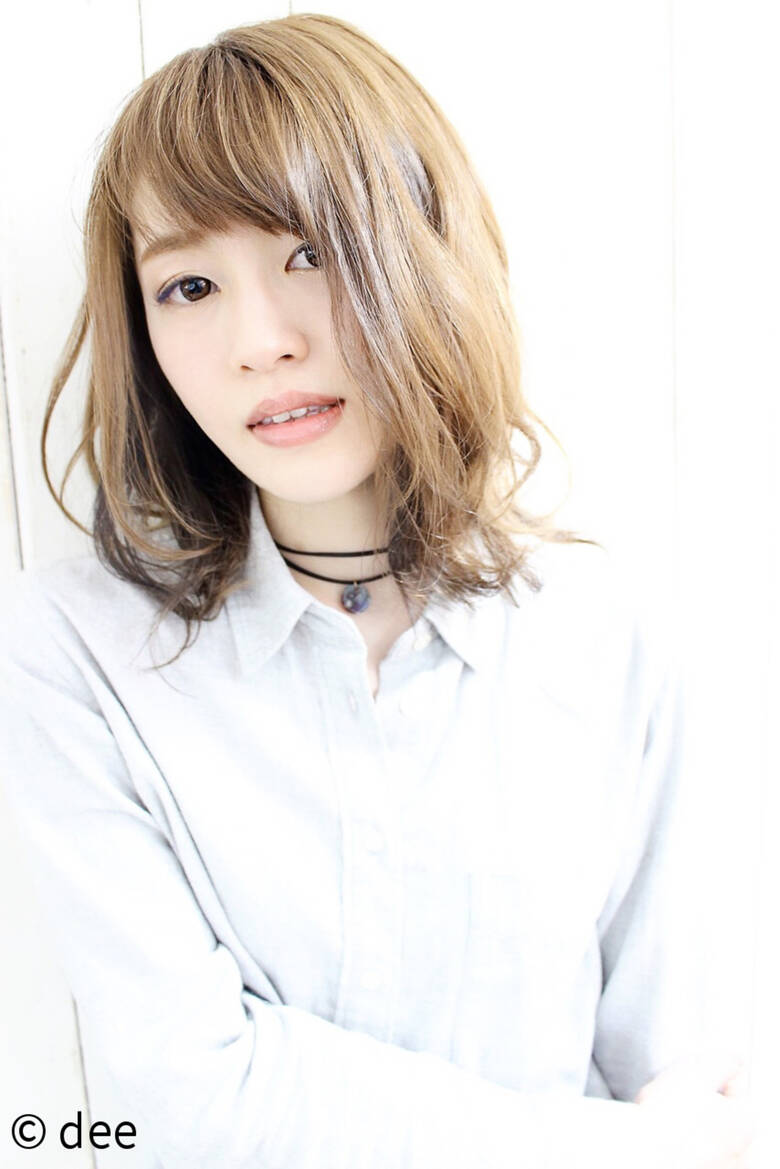 ベージュ ヌーディベージュ 流し前髪 インナーカラー Dee Dee Hair ベージュ ヌーディベージュ 流し前髪 インナーカラー Dee Dee Hair