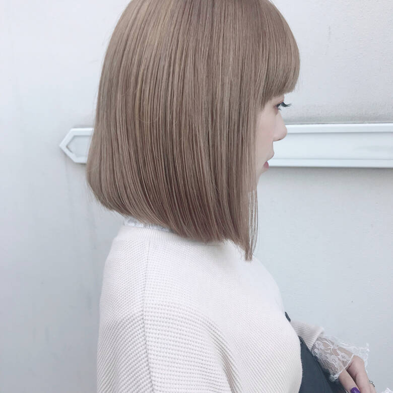 ミルクティーベージュ 切りっぱなしボブ ベージュカラー ハイトーン Ing 餅しほり Ing Hair ミルクティーベージュ 切りっぱなしボブ ベージュカラー ハイトーン Ing 餅しほり Ing Hair