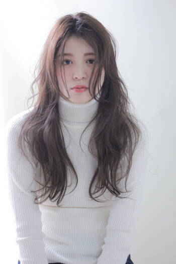 色気はセンター分けで作る 美人度をアップさせるロングヘアスタイル Hair 色気はセンター分けで作る 美人度をアップさせるロングヘアスタイル Hair