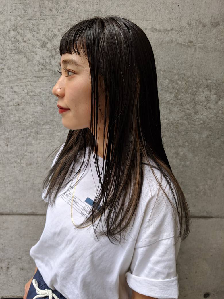 ロング 前髪パッツン ベージュ インナーカラー Mowen Hifumi Hair