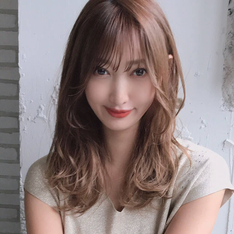 巻き髪 ヌーディベージュ セミロング シースルーバング Dydi 表参道 Dydi やまち Hair