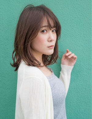 女性らしいフォルムの 長めボブ が大人気 巻いてもストレートでも 女性らしいフォルムの 長めボブ が大人気 巻いてもストレートでも